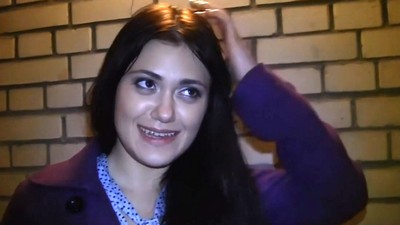 Шлюшка сосет и трахается в очко на улице